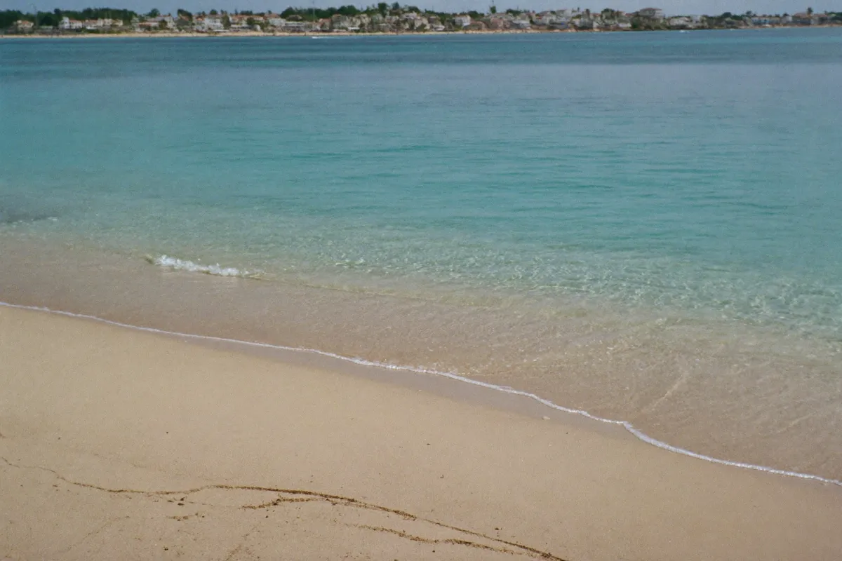 Plage et mer Méditerranée bordant la ville d'Agde