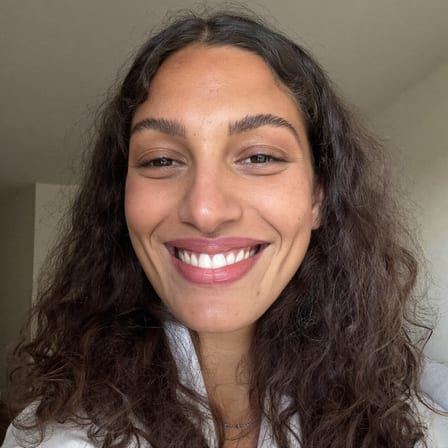 Portrait d'une habitante du cœur historique ayant comparé ses devis de diagnostic à Agde