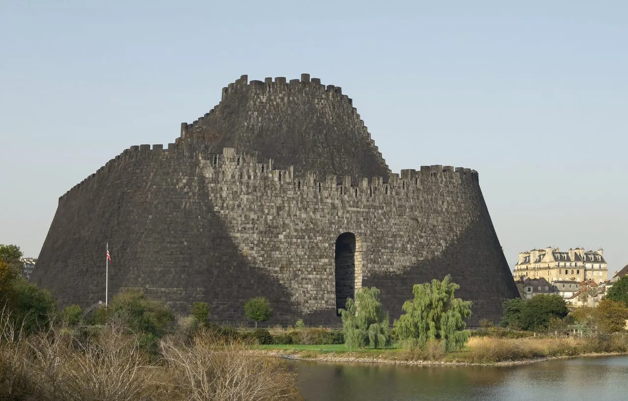 La cathédrale Saint-Étienne d'Agde, forteresse de basalte noir au bord de l'Hérault